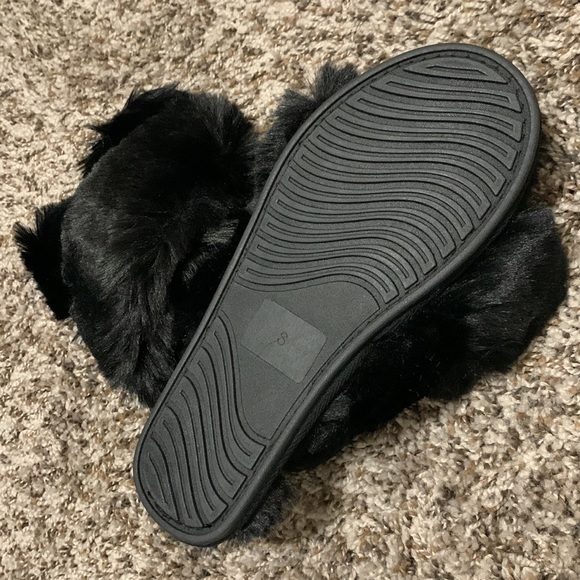 FamiPort Black Fuzzy Slides - Picture 3 of 4